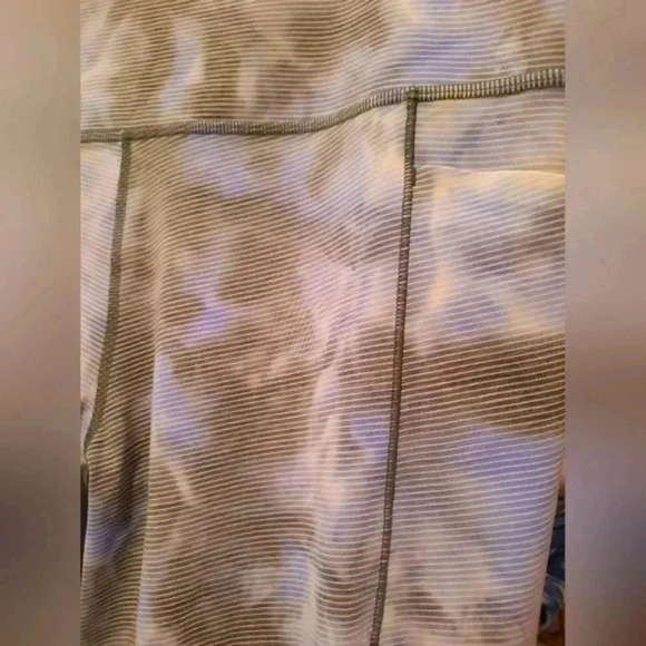 Athleta 20” Salutation Stash Pocket Capri Leggings - Picture 4 of 7